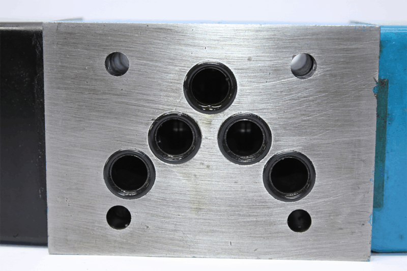 VICKERS DG4V 5 6C M U C6 20 SOLENOID OPERATED DIRECTIONAL VALVE 616783 - Image 5