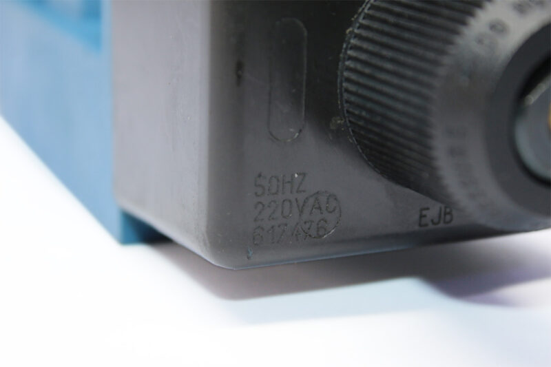 VICKERS DG4V 5 8CJ VM U C6 20 SOLENOID OPERATED DIRECTIONAL VALVE - Image 4