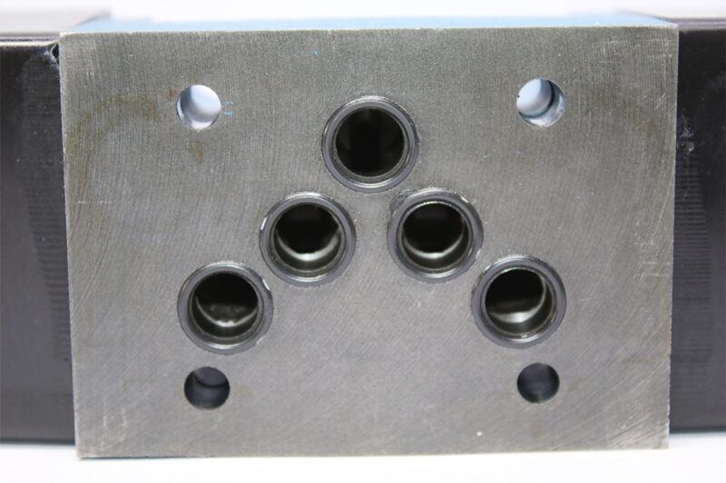 VICKERS DG4V 5 8CJ VM U C6 20 SOLENOID OPERATED DIRECTIONAL VALVE - Image 6